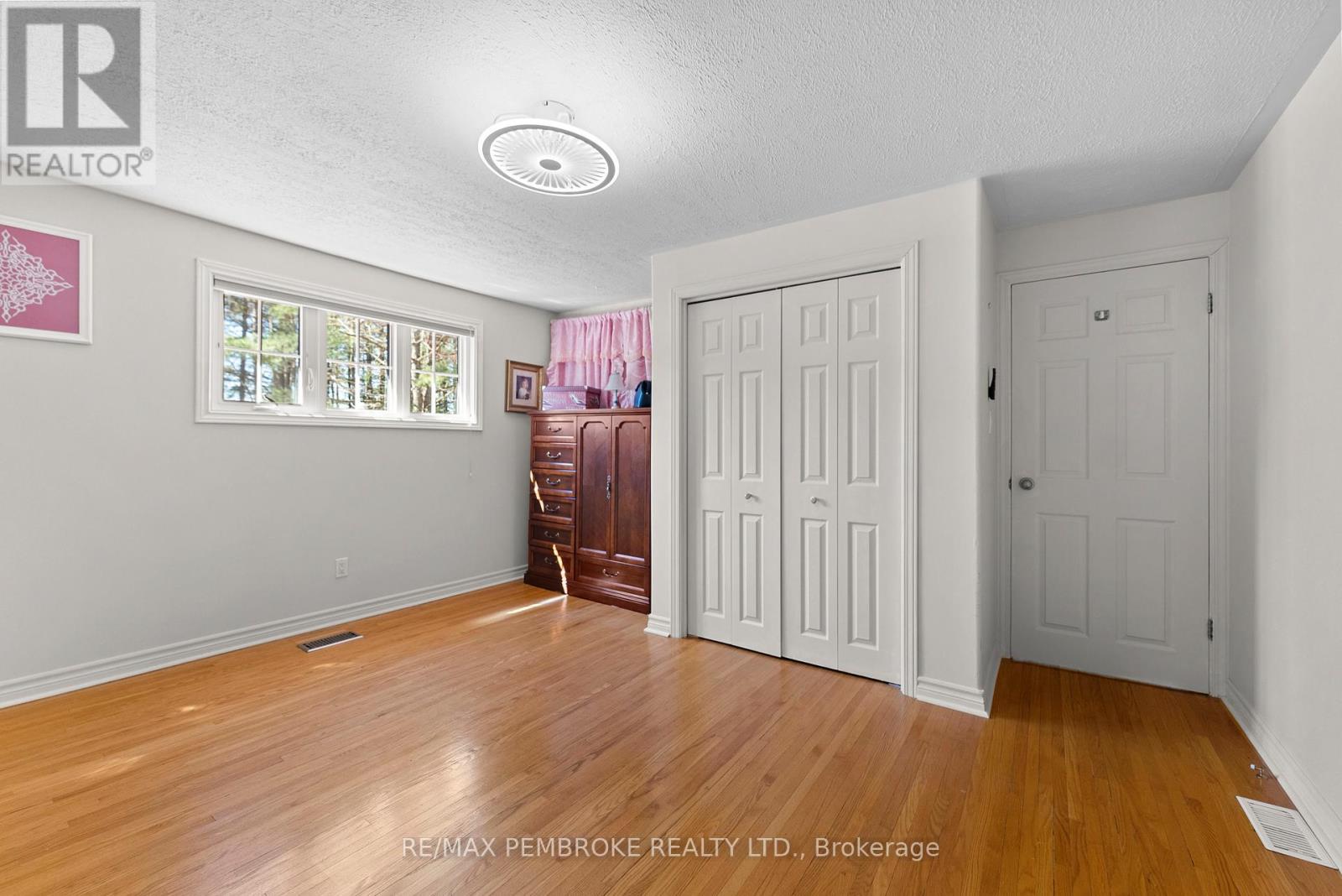 686 Airport Road, Petawawa, Ontario  K8A 6W7 - Photo 37 - X12045353