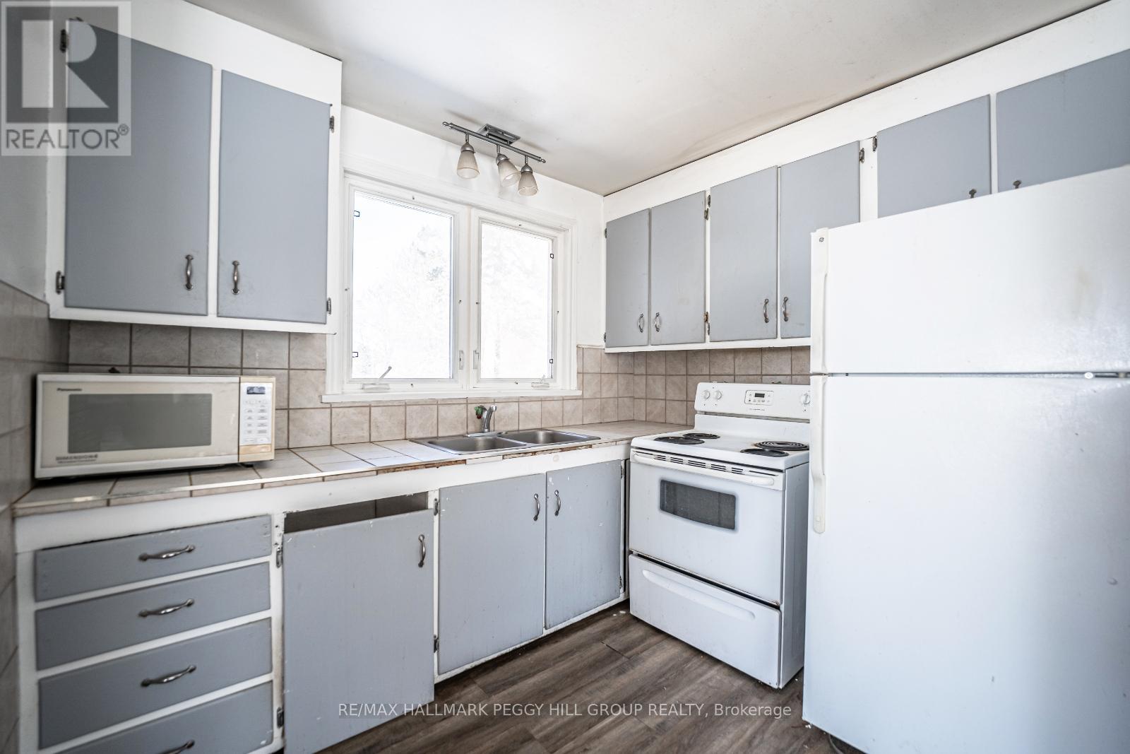 Property at 246 WELLINGTON STREET E image 4