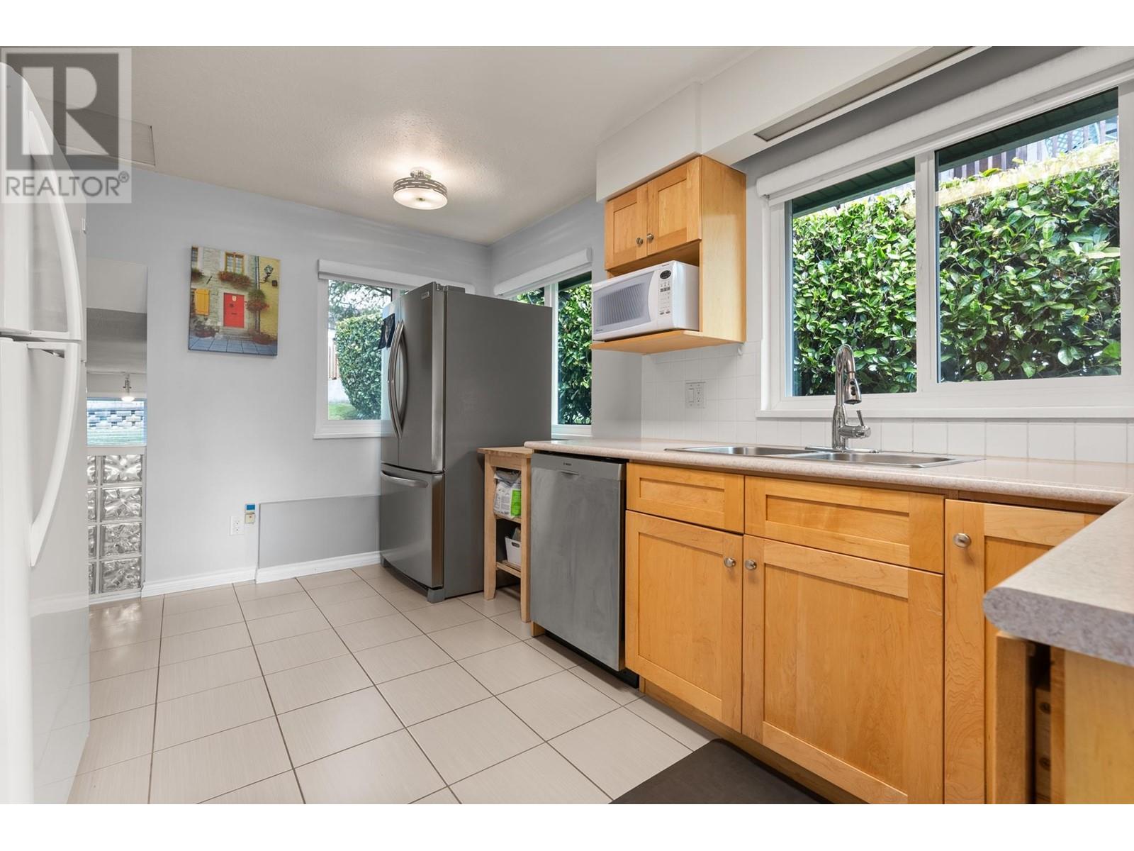 7515 Lawrence Drive, Burnaby, British Columbia  V5A 3L9 - Photo 9 - R2982397