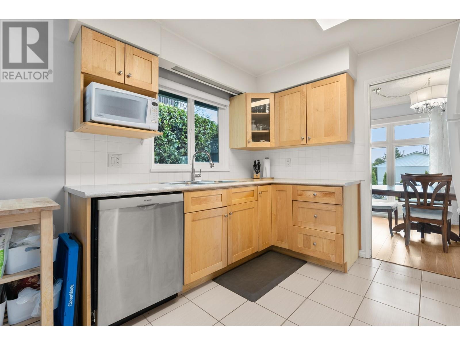 7515 Lawrence Drive, Burnaby, British Columbia  V5A 3L9 - Photo 12 - R2982397