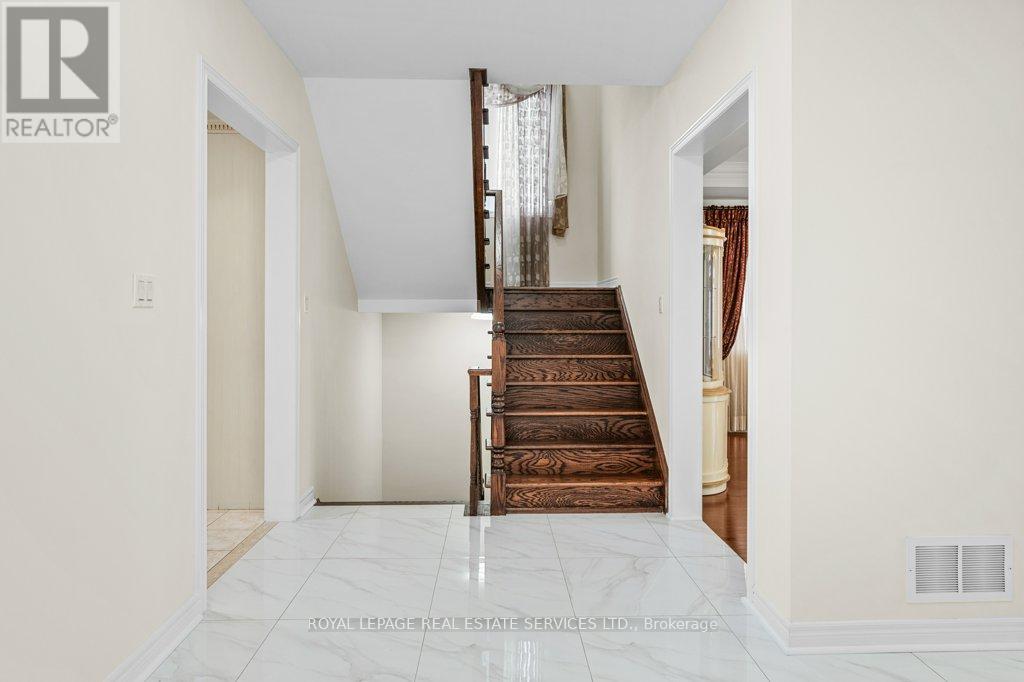 1387 Ferncrest Road, Oakville, Ontario  L6H 7W2 - Photo 15 - W12045450