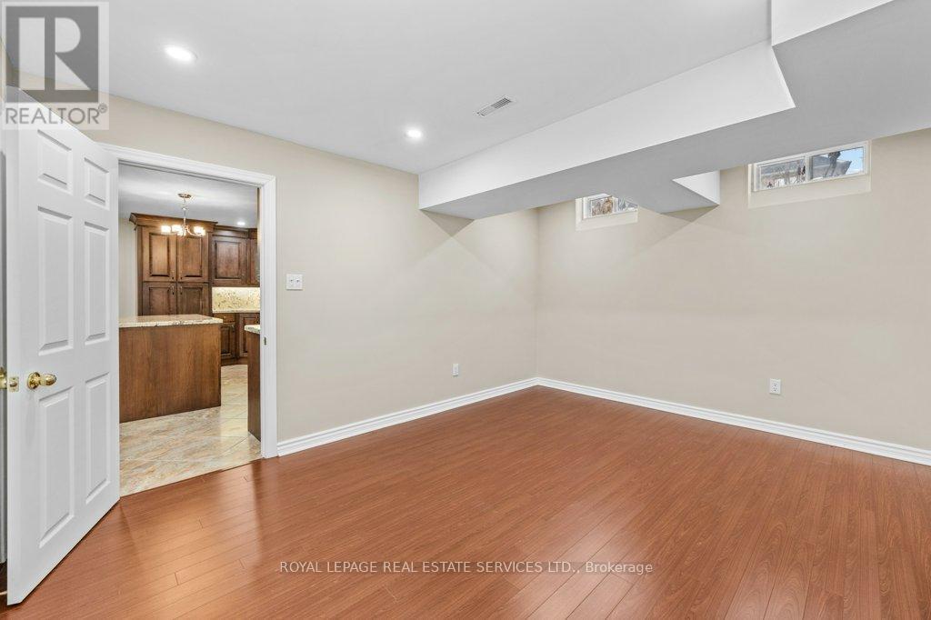1387 Ferncrest Road, Oakville, Ontario  L6H 7W2 - Photo 30 - W12045450
