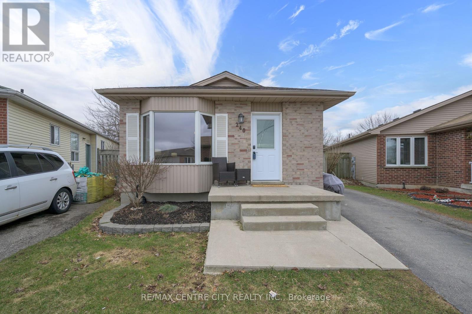 Photo 3 of 35 for 240 Simpson Crescent