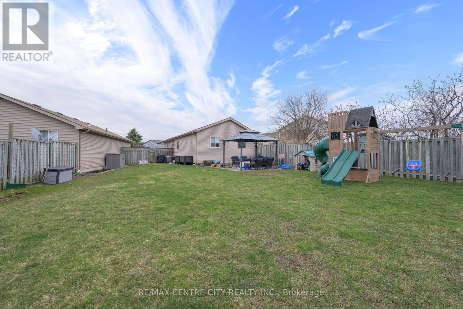 Photo 8 of 35 for 240 Simpson Crescent
