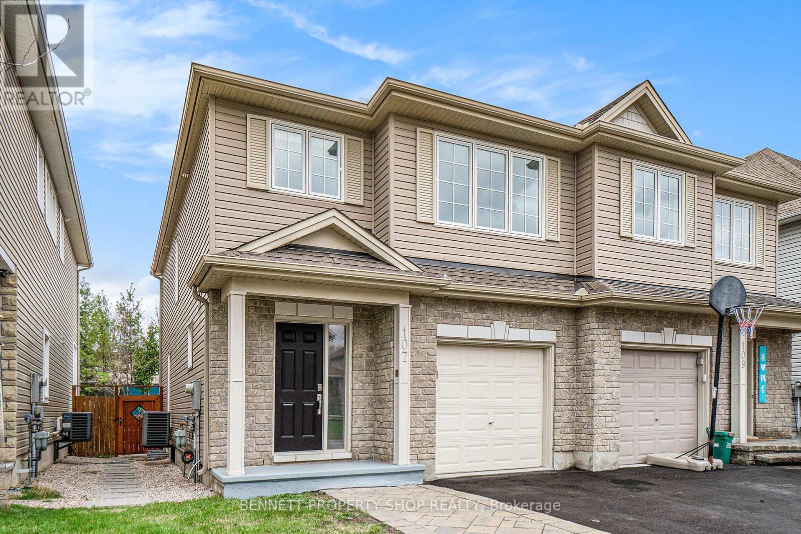 107 Bandelier Way, Ottawa, Ontario  K2S 0C3 - Photo 2 - X12045577