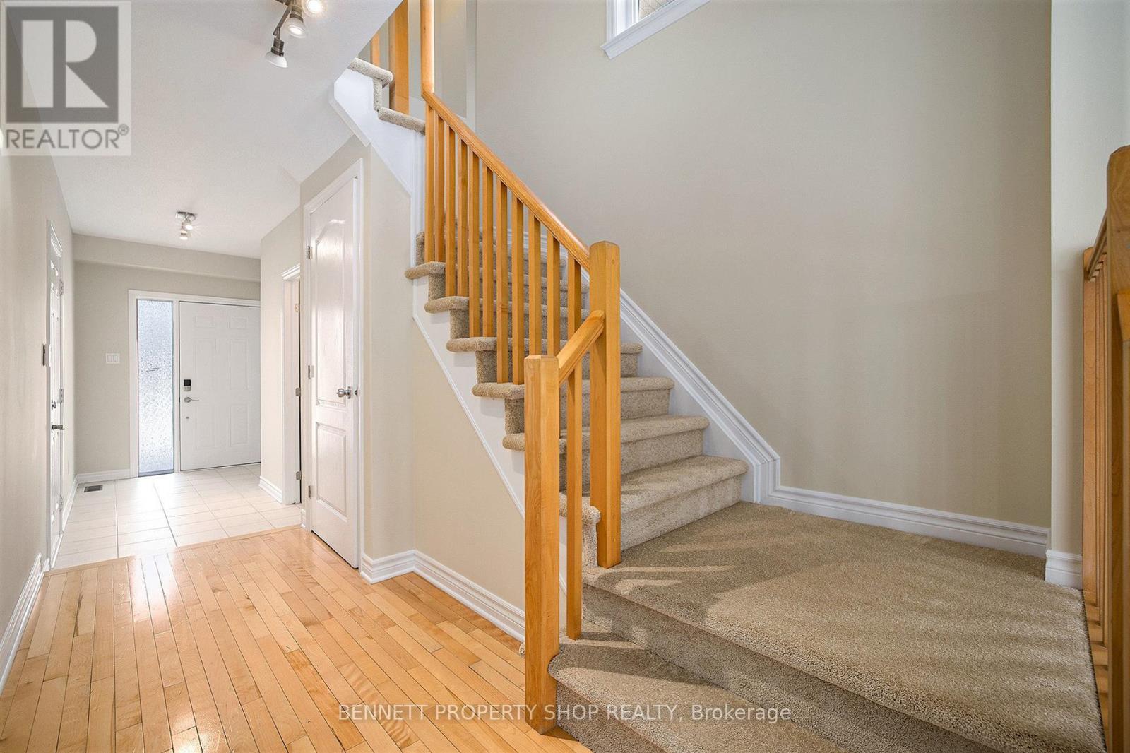 107 Bandelier Way, Ottawa, Ontario  K2S 0C3 - Photo 3 - X12045577