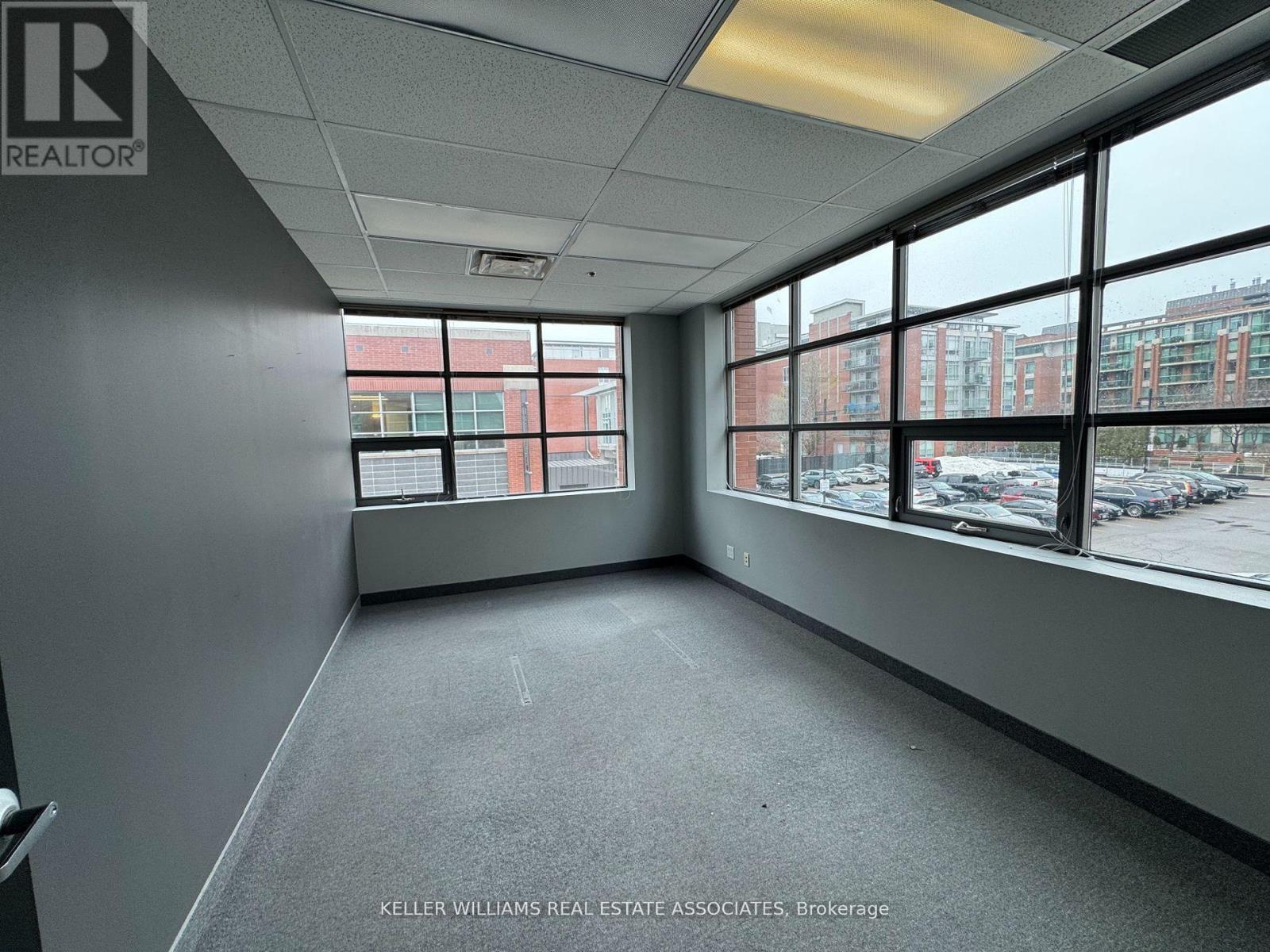 203 - 125 Lakeshore Road E, Mississauga, Ontario  L5G 1E5 - Photo 3 - W12045516