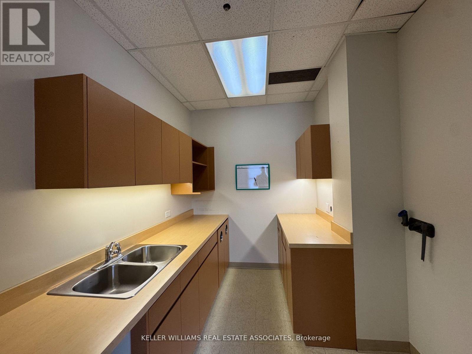 203 - 125 Lakeshore Road E, Mississauga, Ontario  L5G 1E5 - Photo 4 - W12045516