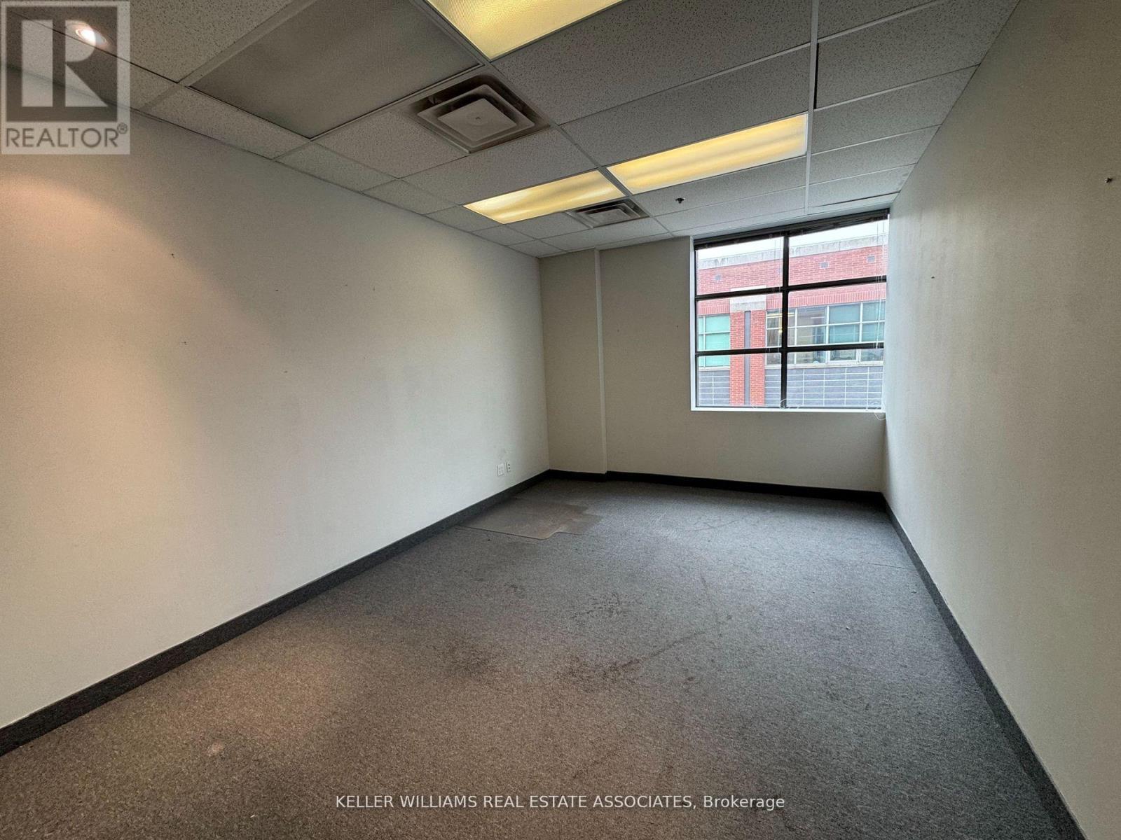 203 - 125 Lakeshore Road E, Mississauga, Ontario  L5G 1E5 - Photo 5 - W12045516