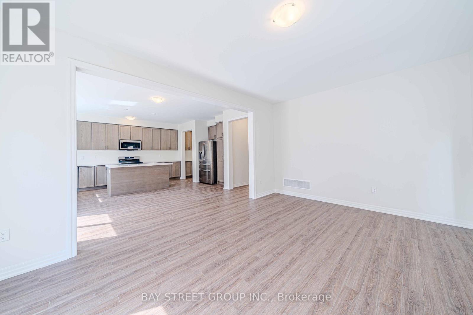 21 Stennett Drive W, Georgina, Ontario  L4P 0J5 - Photo 17 - N12045843