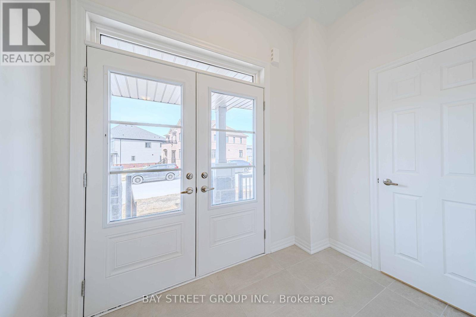 21 Stennett Drive W, Georgina, Ontario  L4P 0J5 - Photo 2 - N12045843