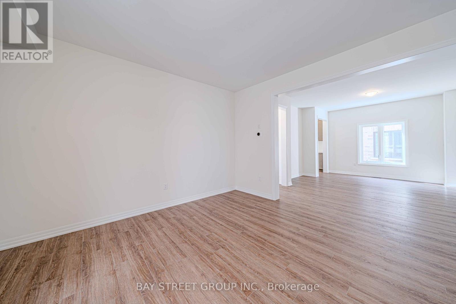 21 Stennett Drive W, Georgina, Ontario  L4P 0J5 - Photo 9 - N12045843