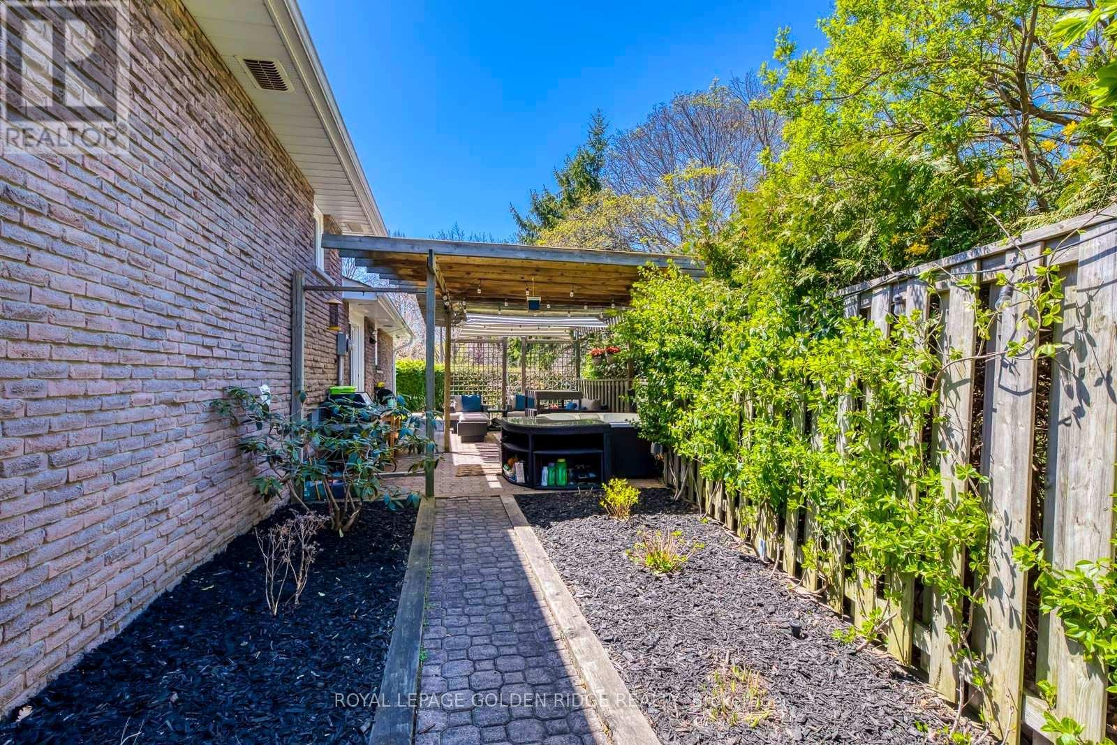 2220 Elmhurst Avenue, Oakville, Ontario  L6J 5G7 - Photo 22 - W12045770