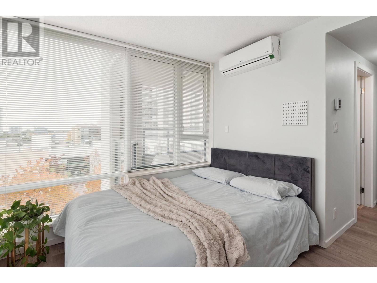 Listing Picture 12 of 21 : 901 7888 ACKROYD ROAD, Richmond / 烈治文 - 魯藝地產 Yvonne Lu Group - MLS Medallion Club Member