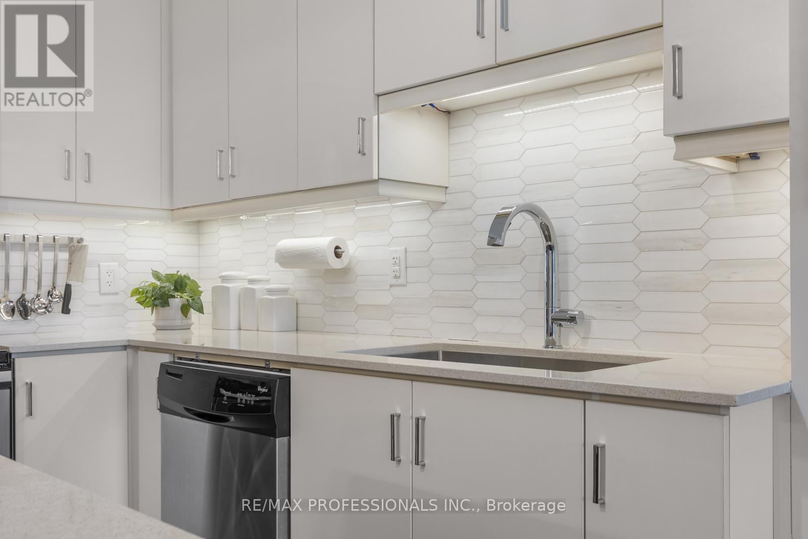 305 - 3563 Lake Shore Boulevard W, Toronto, Ontario  M8W 0A3 - Photo 6 - W12045916