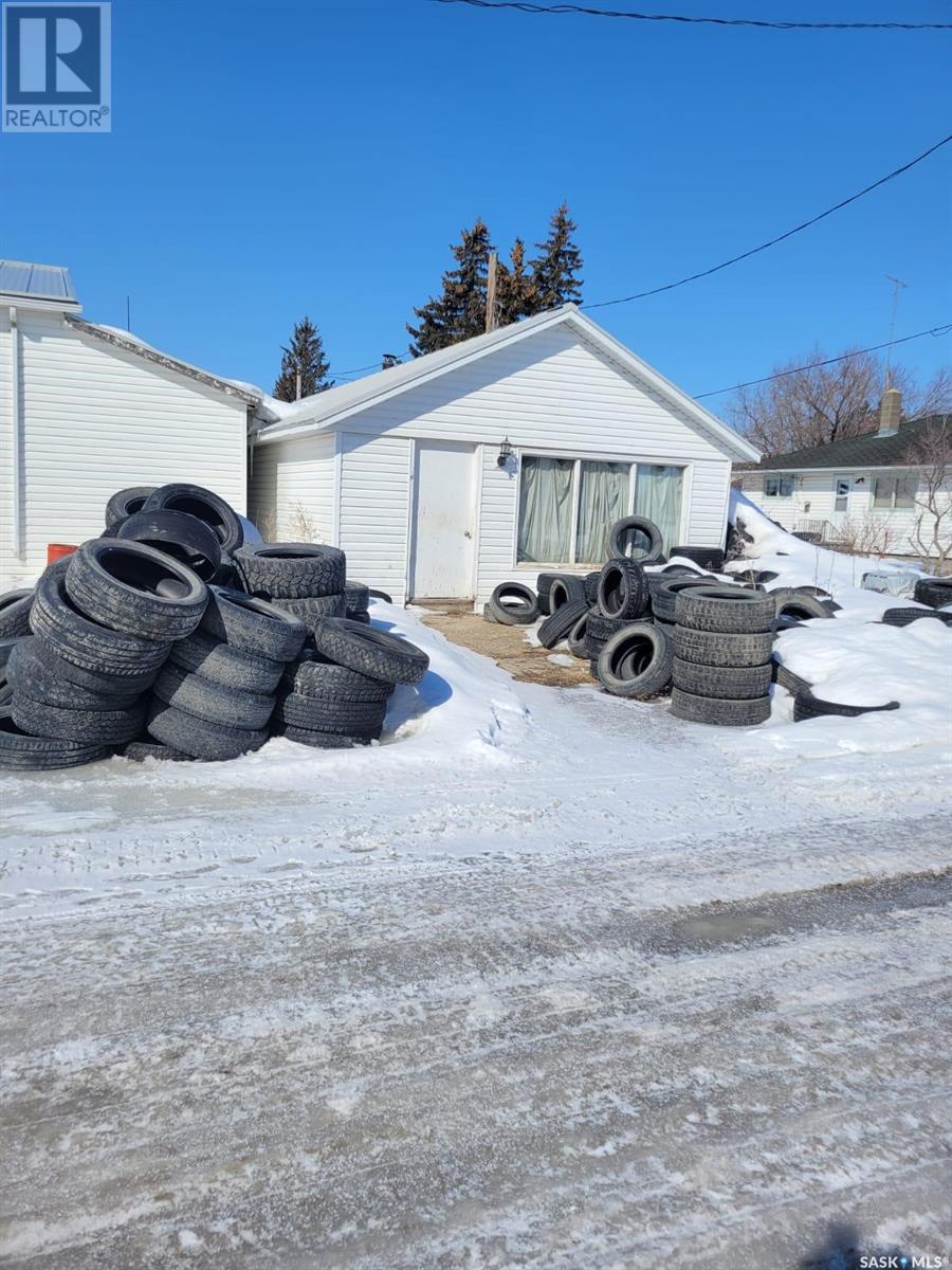 Property at 122 Railway AVENUE image 3