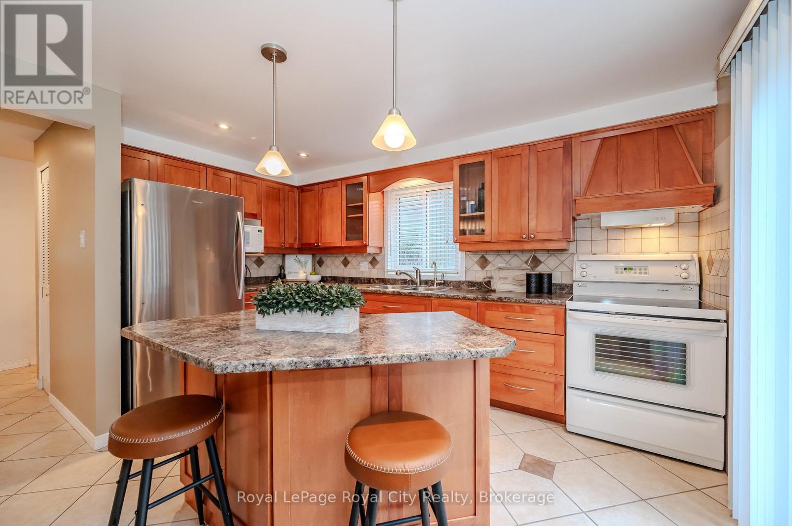 27 Shuh Avenue, Kitchener, Ontario  N2A 2Y1 - Photo 14 - X12045995