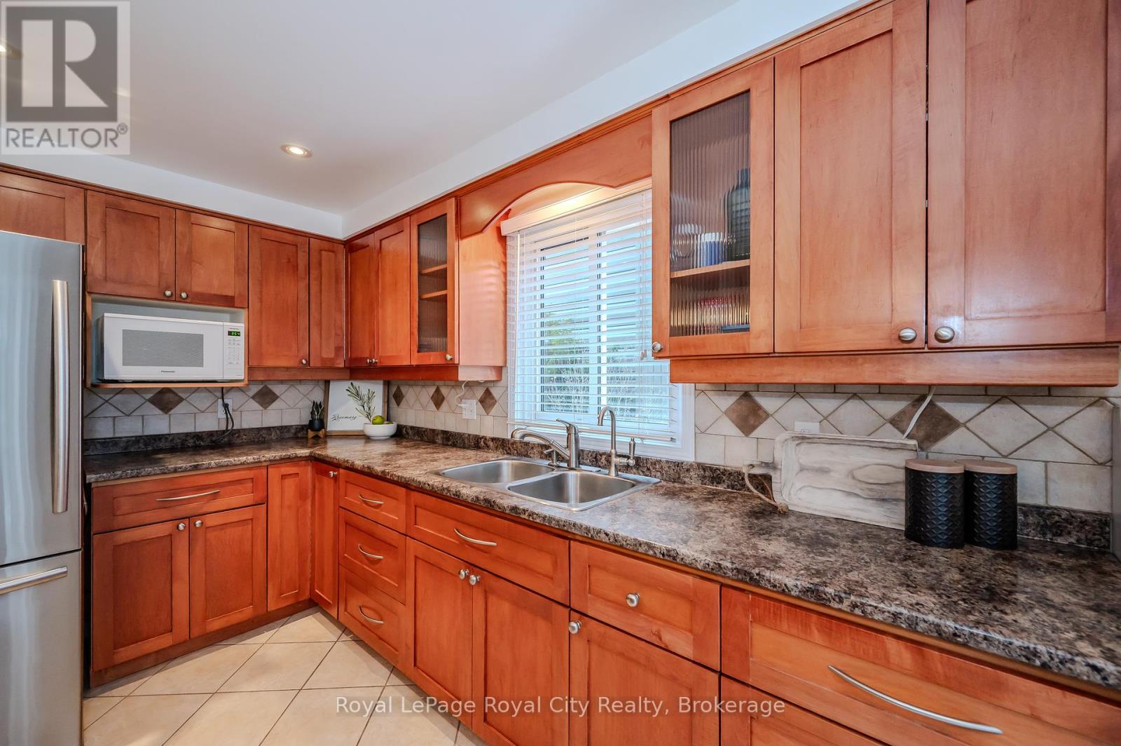 27 Shuh Avenue, Kitchener, Ontario  N2A 2Y1 - Photo 15 - X12045995