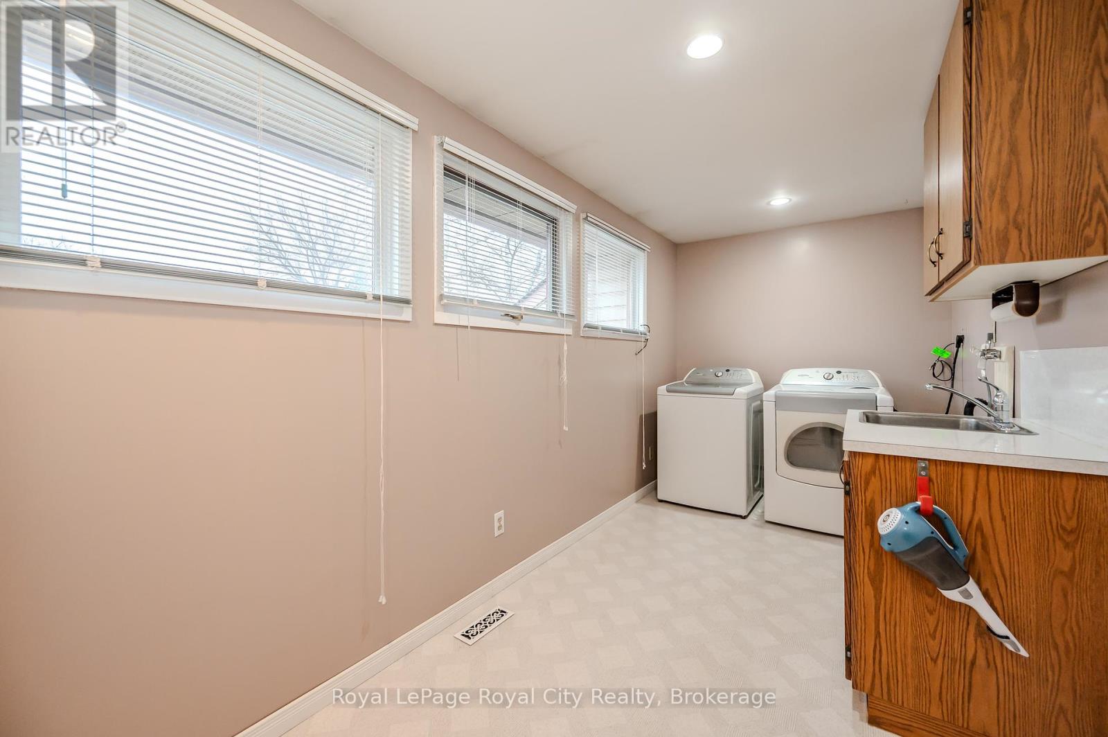 27 Shuh Avenue, Kitchener, Ontario  N2A 2Y1 - Photo 20 - X12045995