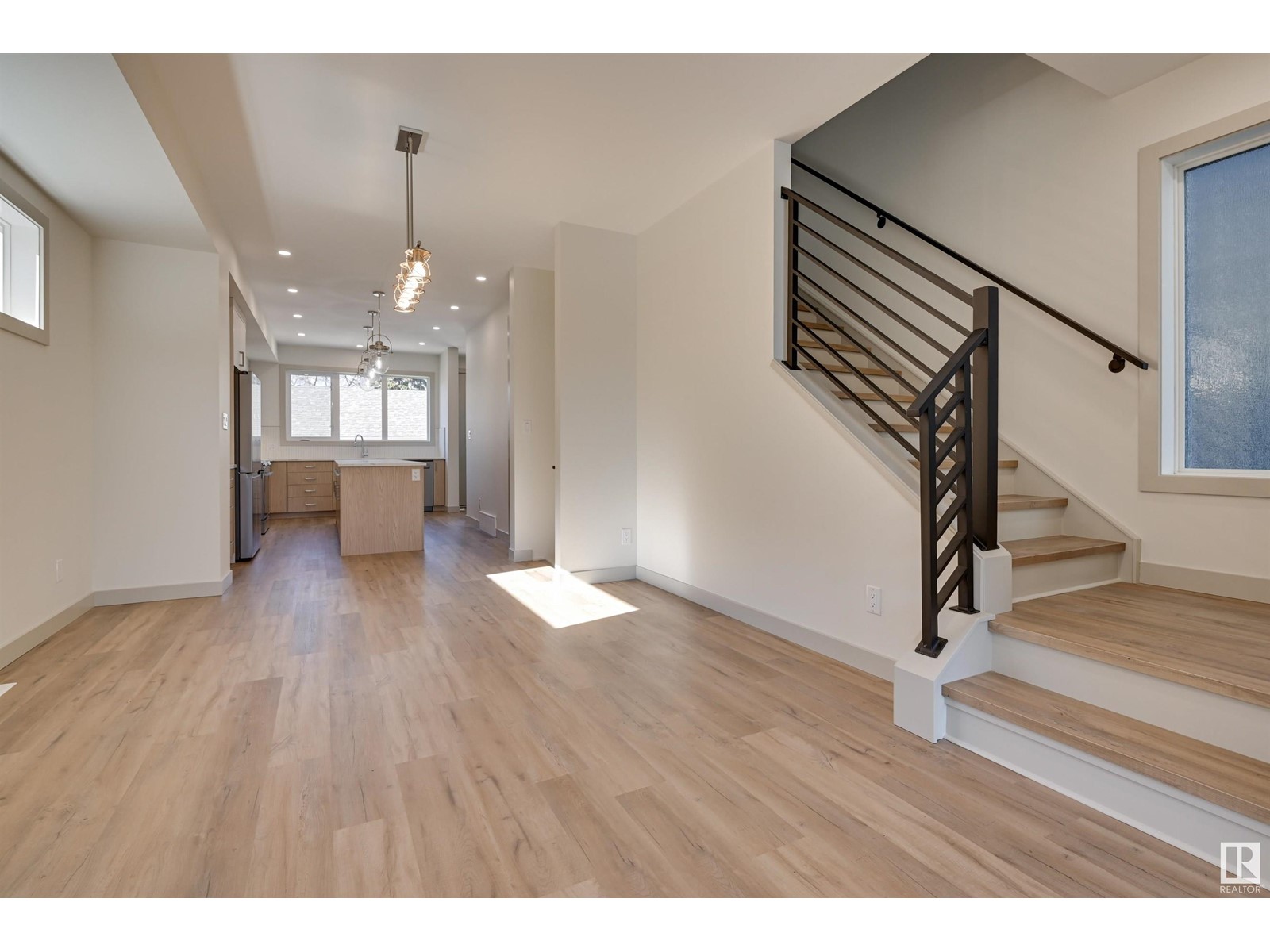 Property at 11442 70 ST NW image 3