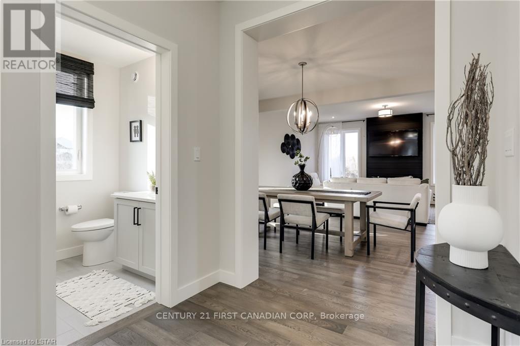 61 Kelly Drive, Zorra (Thamesford), Ontario  N0M 2N0 - Photo 4 - X12046086
