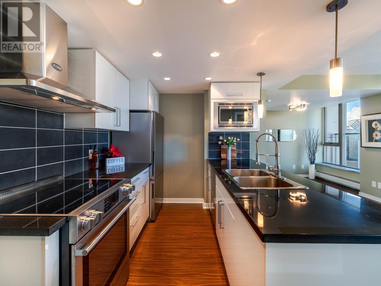Listing Picture 5 of 25 : 807 633 ABBOTT STREET, Vancouver / 溫哥華 - 魯藝地產 Yvonne Lu Group - MLS Medallion Club Member