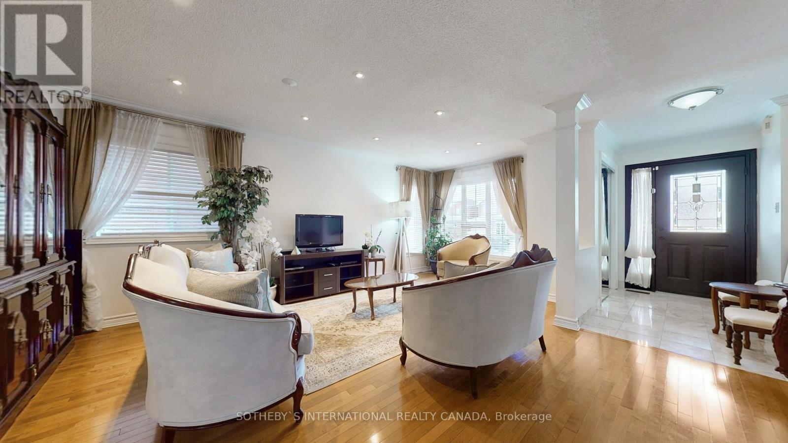 Property at 19 HOLLOWGROVE BOULEVARD image 2
