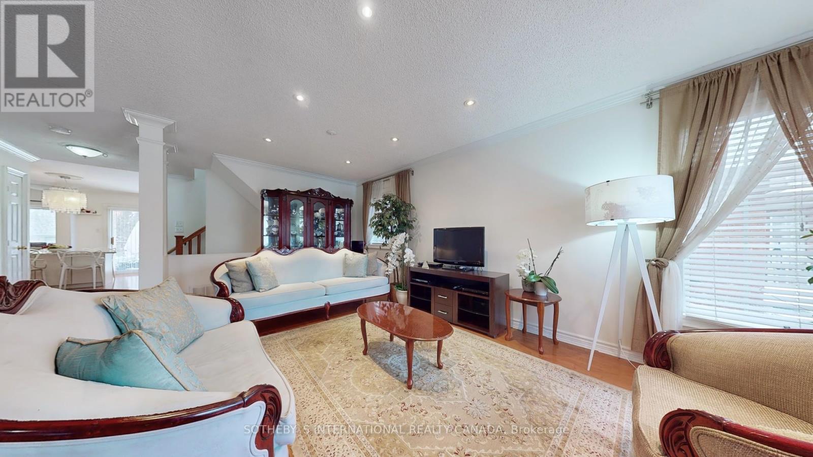 Property at 19 HOLLOWGROVE BOULEVARD image 3