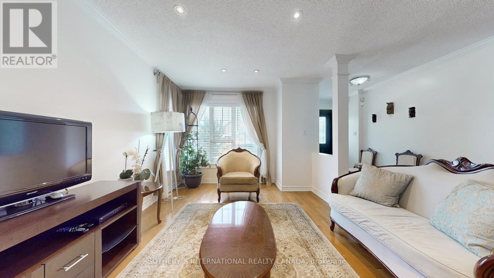 Property at 19 HOLLOWGROVE BOULEVARD image 4