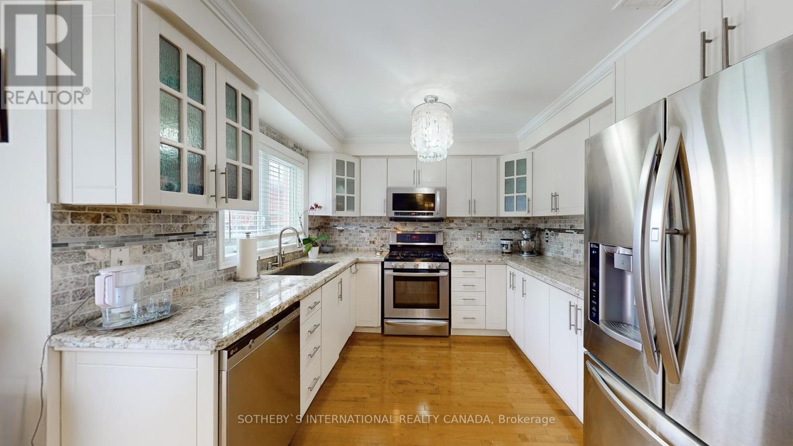 Property at 19 HOLLOWGROVE BOULEVARD image 5