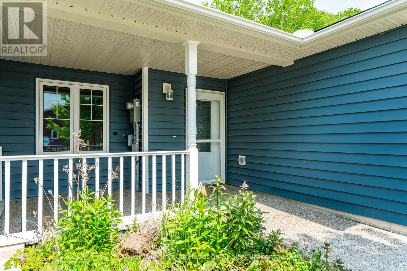 18 Durham Drive, Penetanguishene, Ontario  L9M 0A6 - Photo 2 - S12046122
