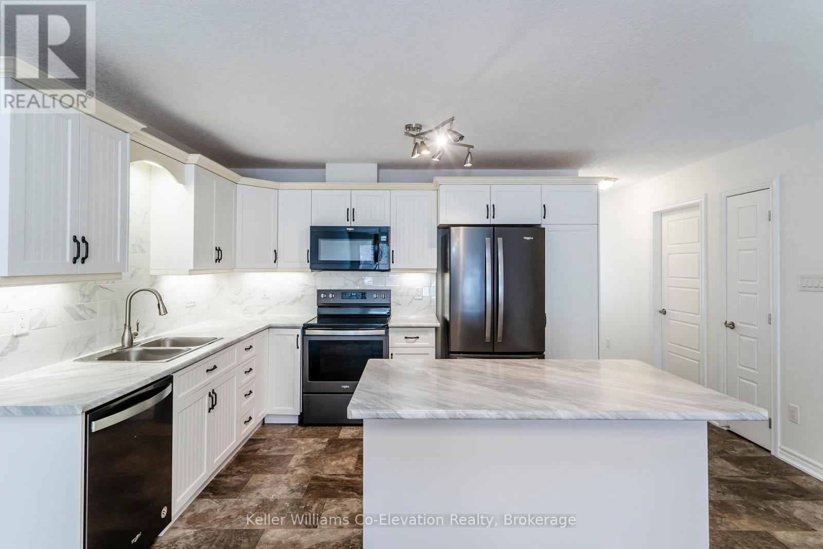 18 Durham Drive, Penetanguishene, Ontario  L9M 0A6 - Photo 5 - S12046122