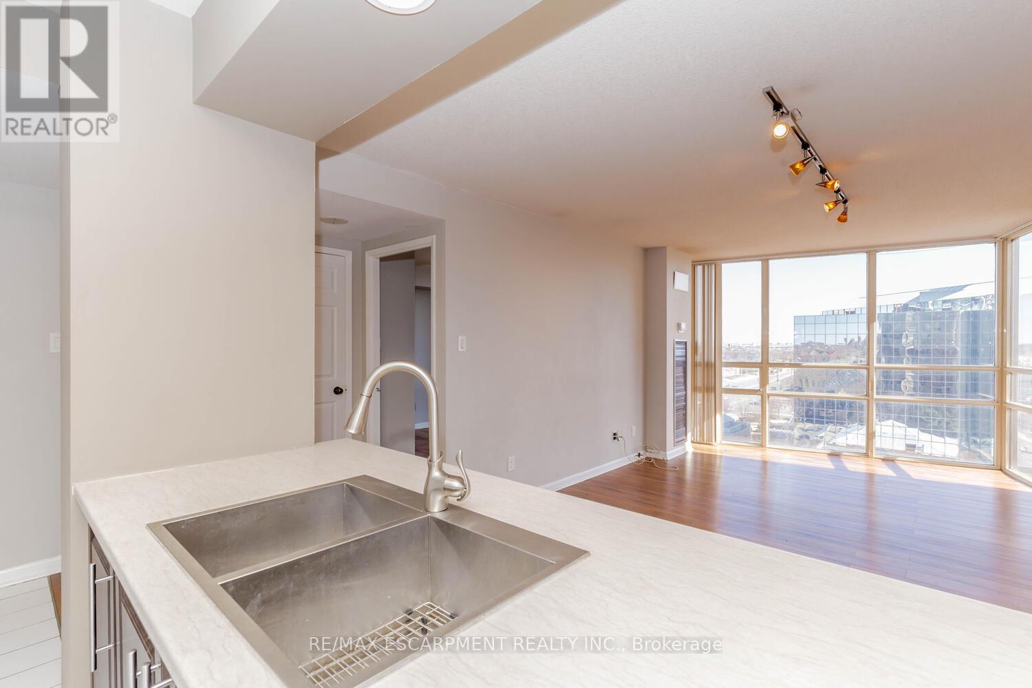 1002 - 50 Eglinton Avenue W, Mississauga, Ontario  L5R 3P5 - Photo 12 - W12046224