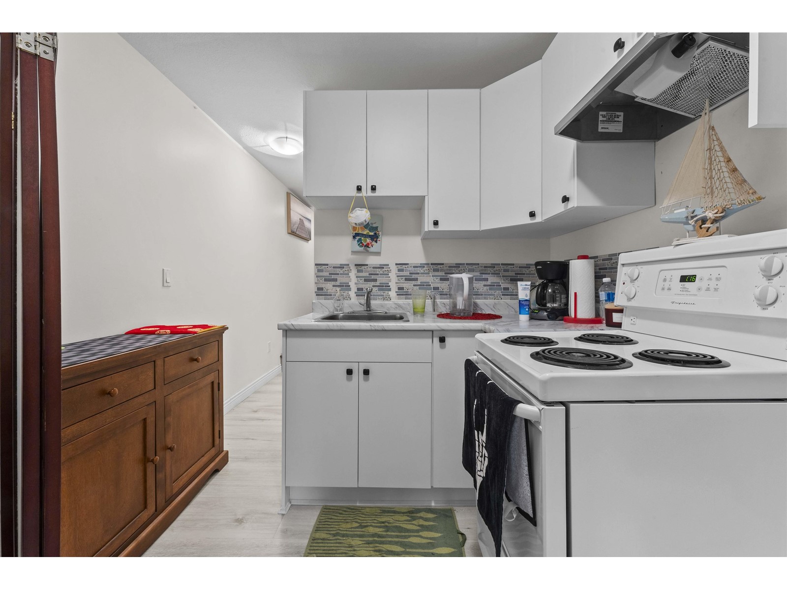 15544 Russell Avenue, White Rock, British Columbia  V4B 2R3 - Photo 10 - R2982857