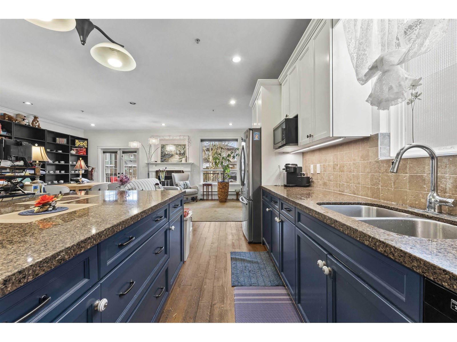 15544 Russell Avenue, White Rock, British Columbia  V4B 2R3 - Photo 4 - R2982857