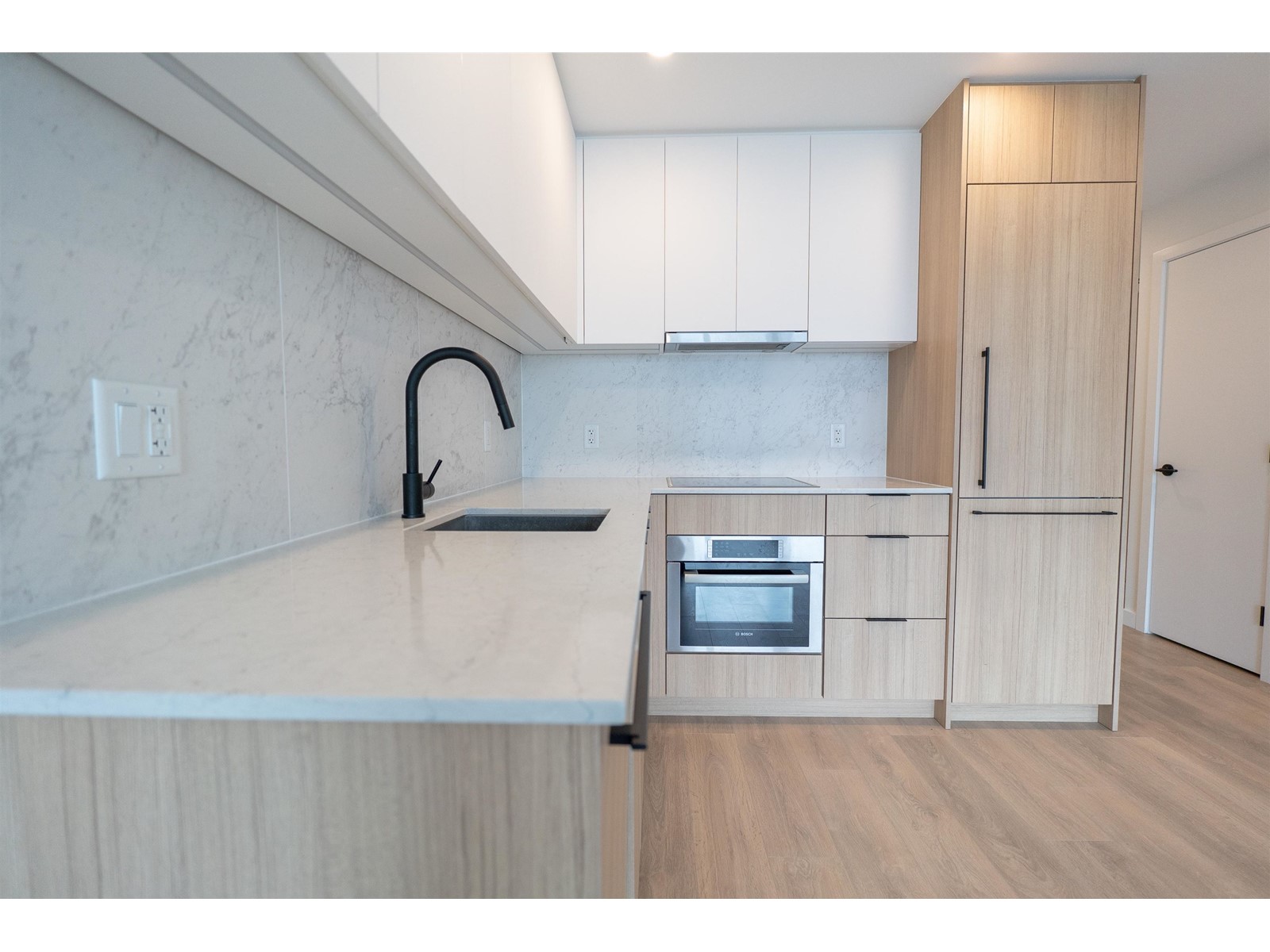 912 13685 102 Avenue, Surrey, British Columbia  V3T 1N7 - Photo 1 - R2982440