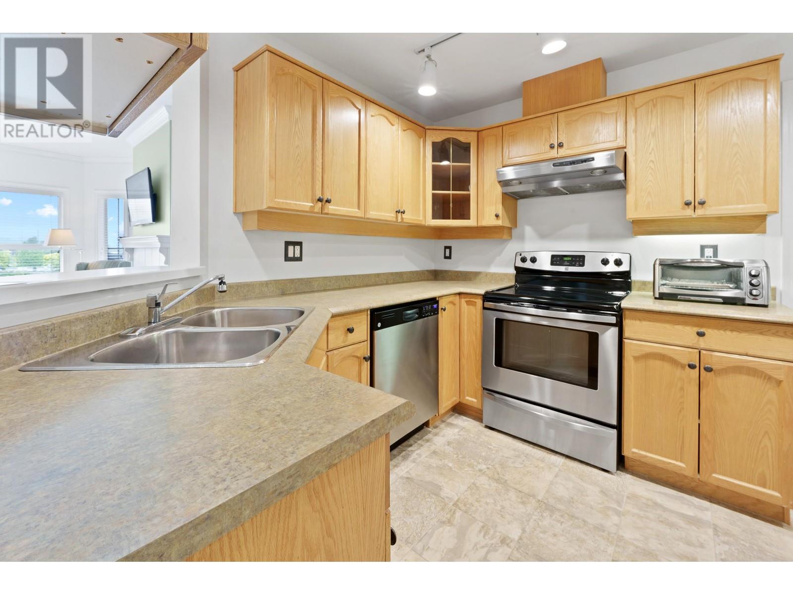 Property at 306 12464 191B STREET image 2