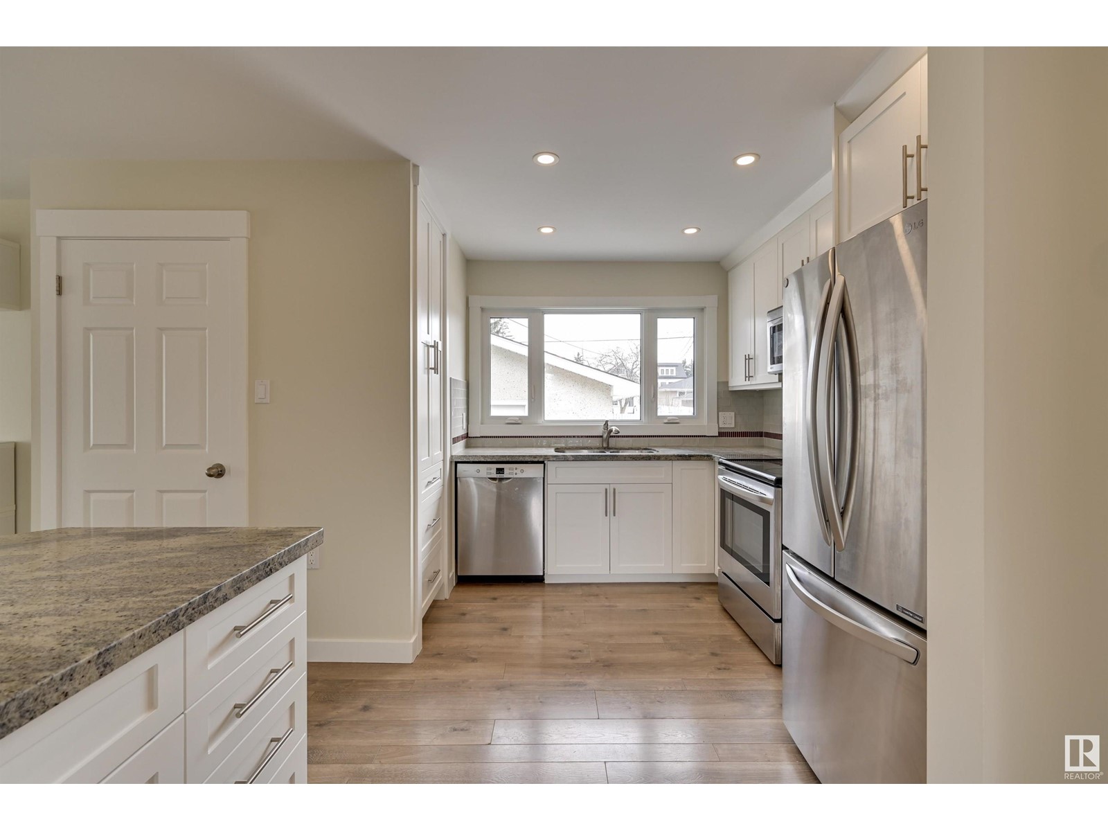 Property at 5811 113B ST NW image 4