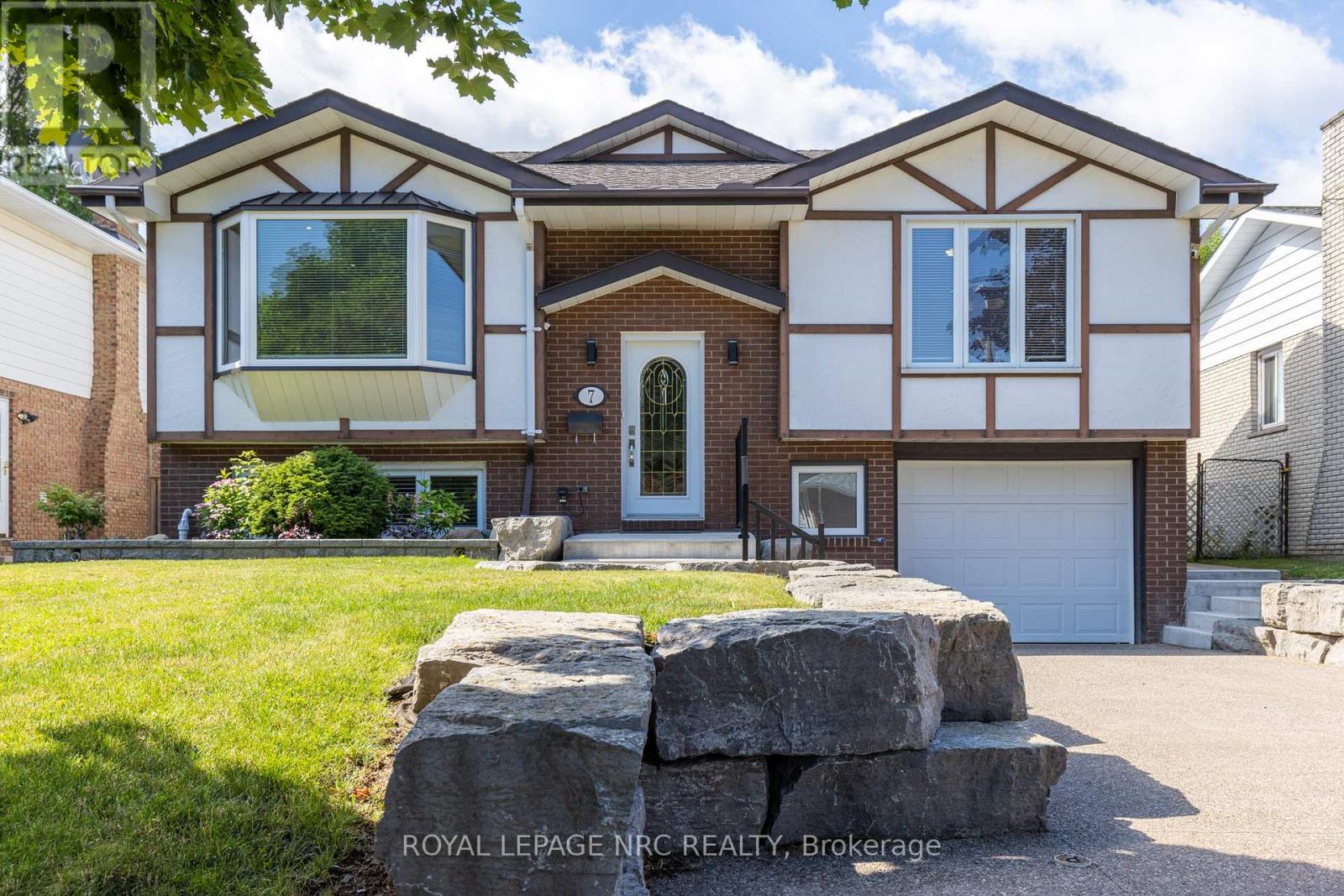 Property at 7 LAKEBREEZE CRESCENT image 1