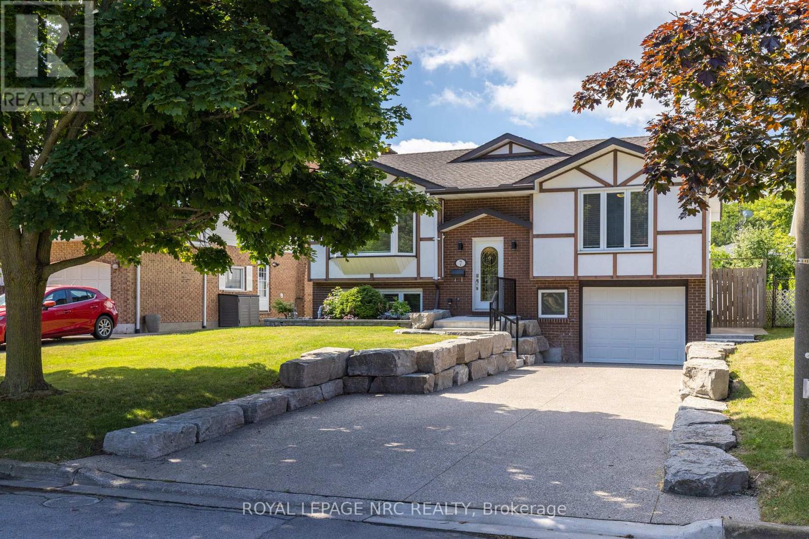 Property at 7 LAKEBREEZE CRESCENT image 3