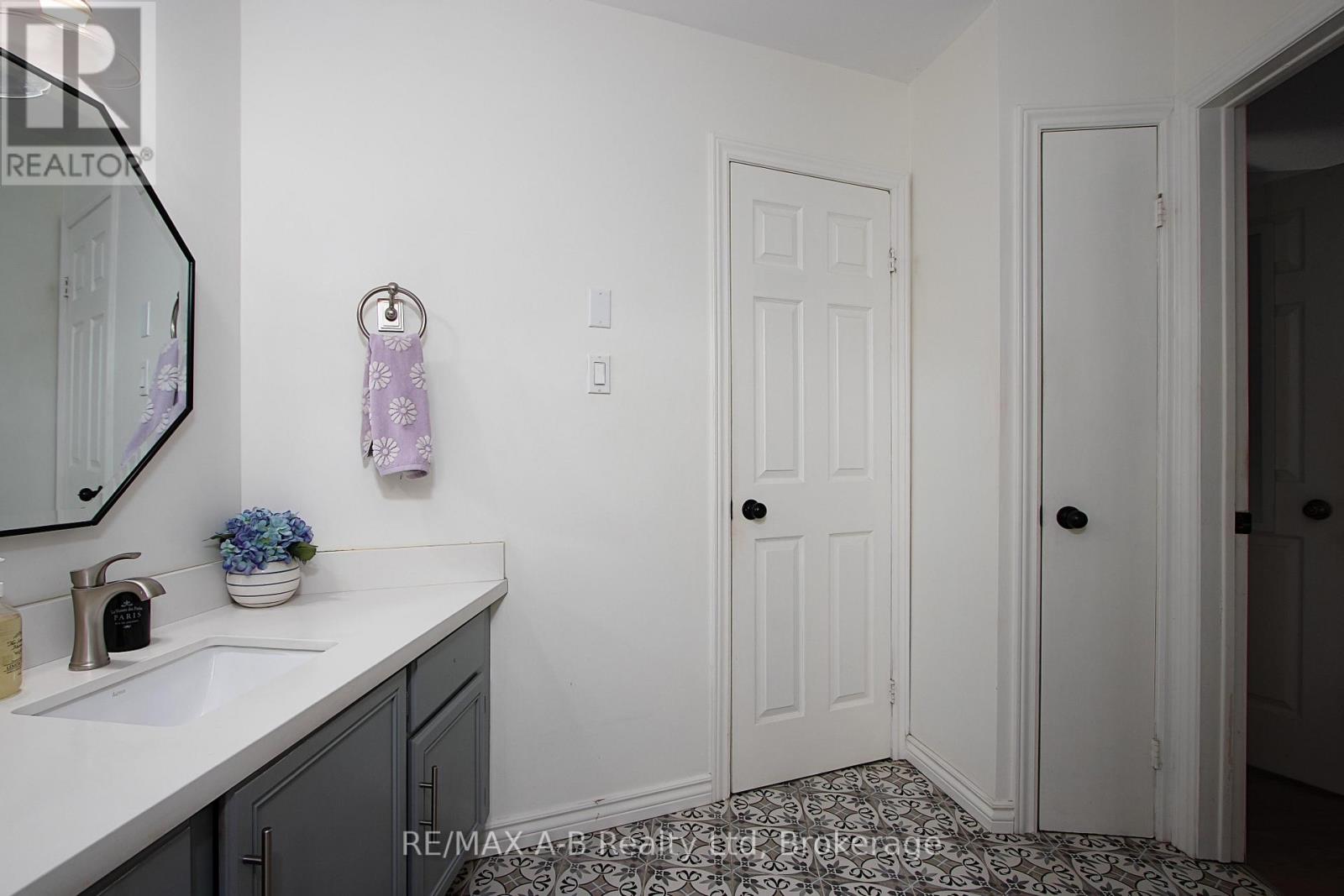 398 Dayna Crescent, Waterloo, Ontario  N2K 3K9 - Photo 24 - X12046369