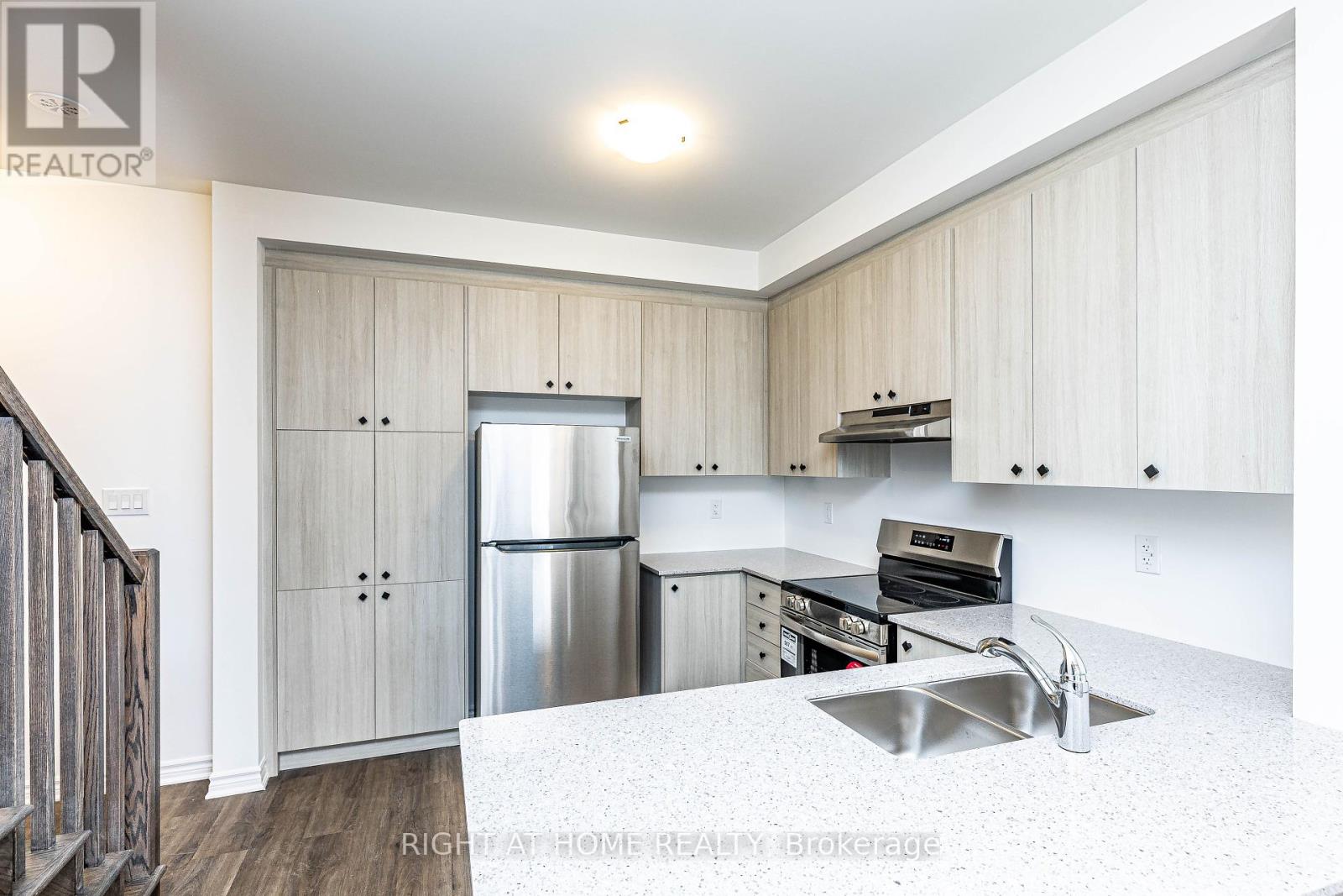38 Ennerdale Street, Barrie, Ontario  L9J 0G5 - Photo 6 - S12046316