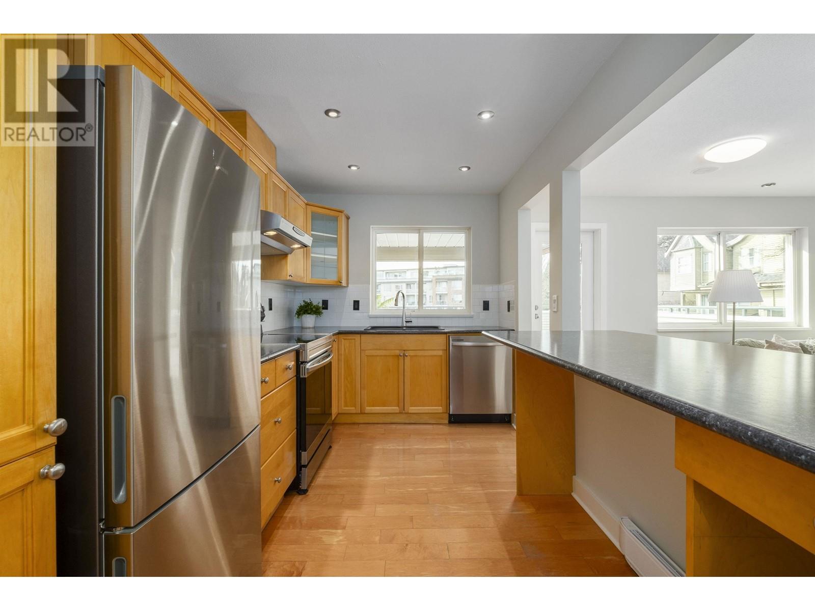 304 918 W 16th Street, North Vancouver, British Columbia  V7P 1R3 - Photo 10 - R2982905