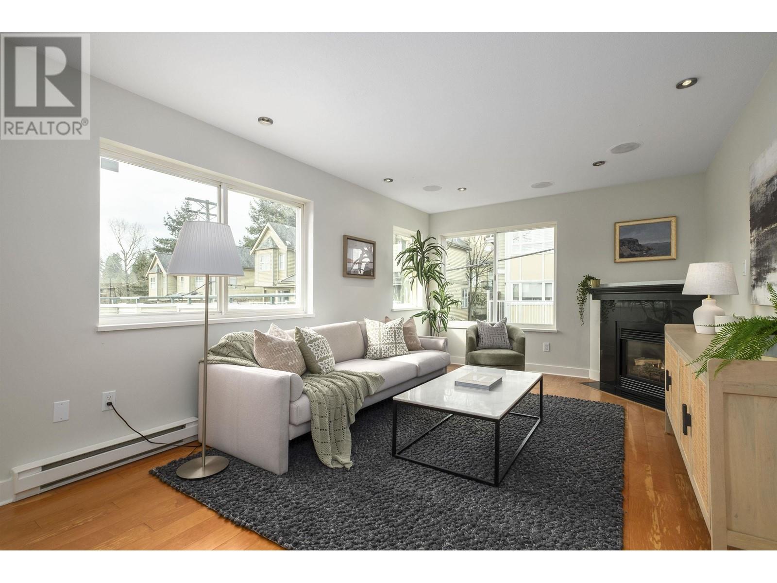 304 918 W 16th Street, North Vancouver, British Columbia  V7P 1R3 - Photo 2 - R2982905