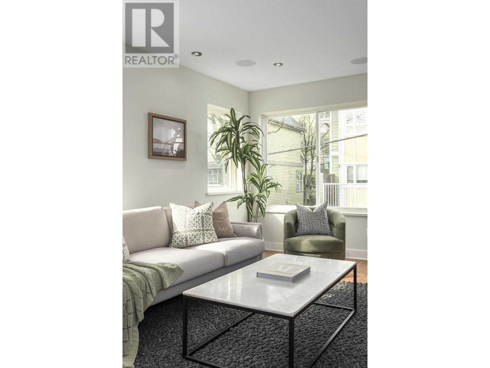 304 918 W 16th Street, North Vancouver, British Columbia  V7P 1R3 - Photo 3 - R2982905