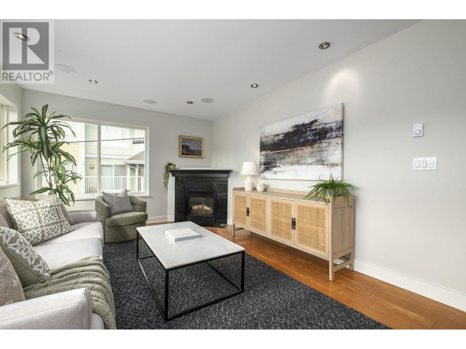 304 918 W 16th Street, North Vancouver, British Columbia  V7P 1R3 - Photo 4 - R2982905