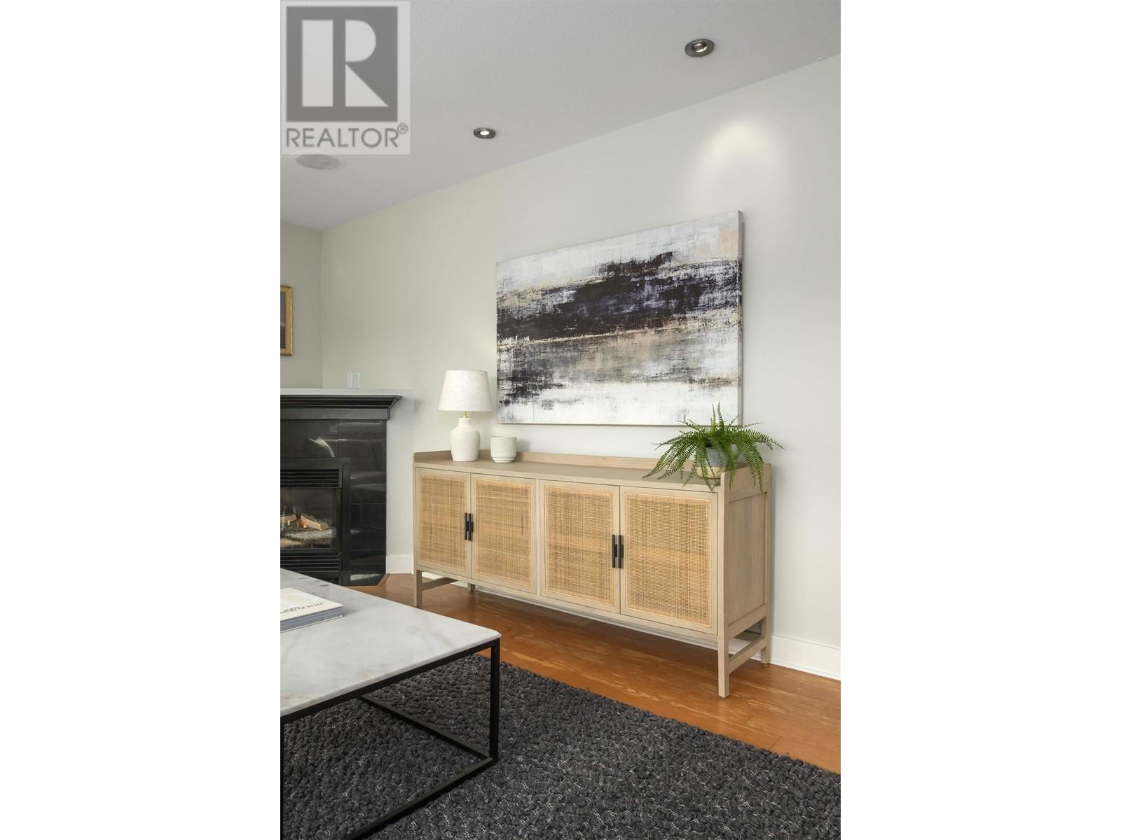 304 918 W 16th Street, North Vancouver, British Columbia  V7P 1R3 - Photo 5 - R2982905