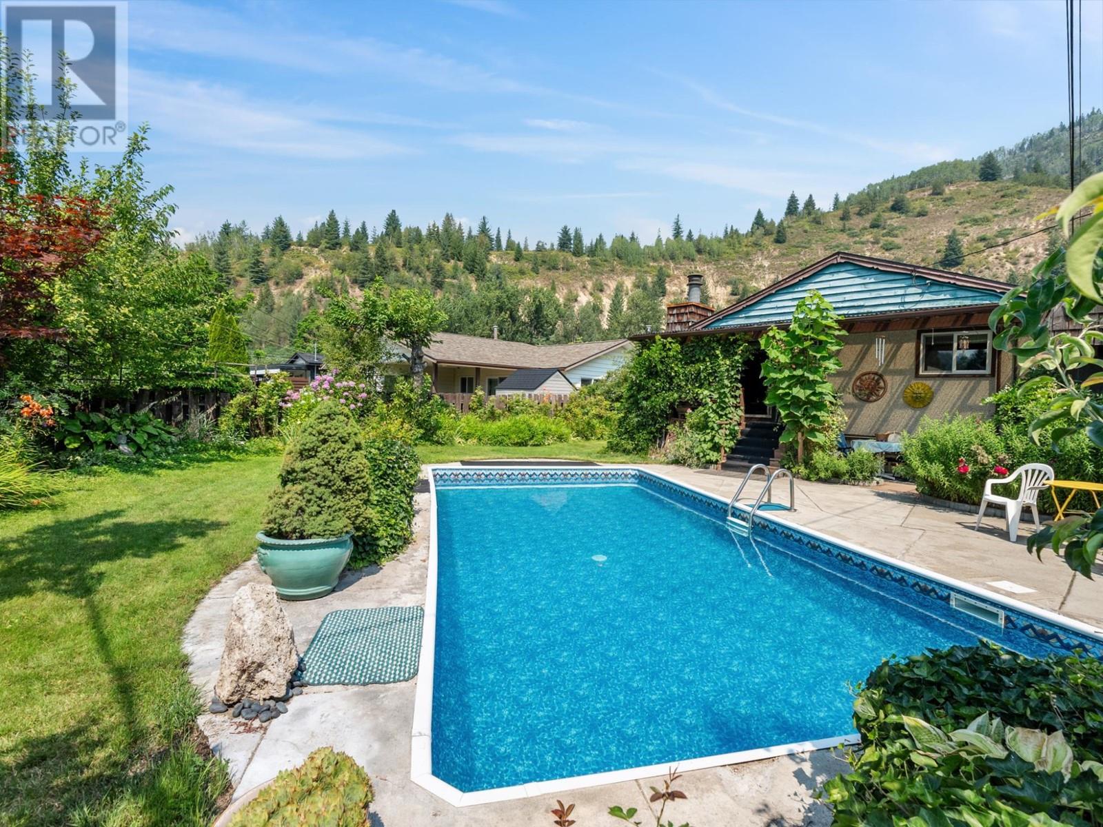 1150 Marianna Crescent, Trail, British Columbia  V1R 1E1 - Photo 3 - 10340584