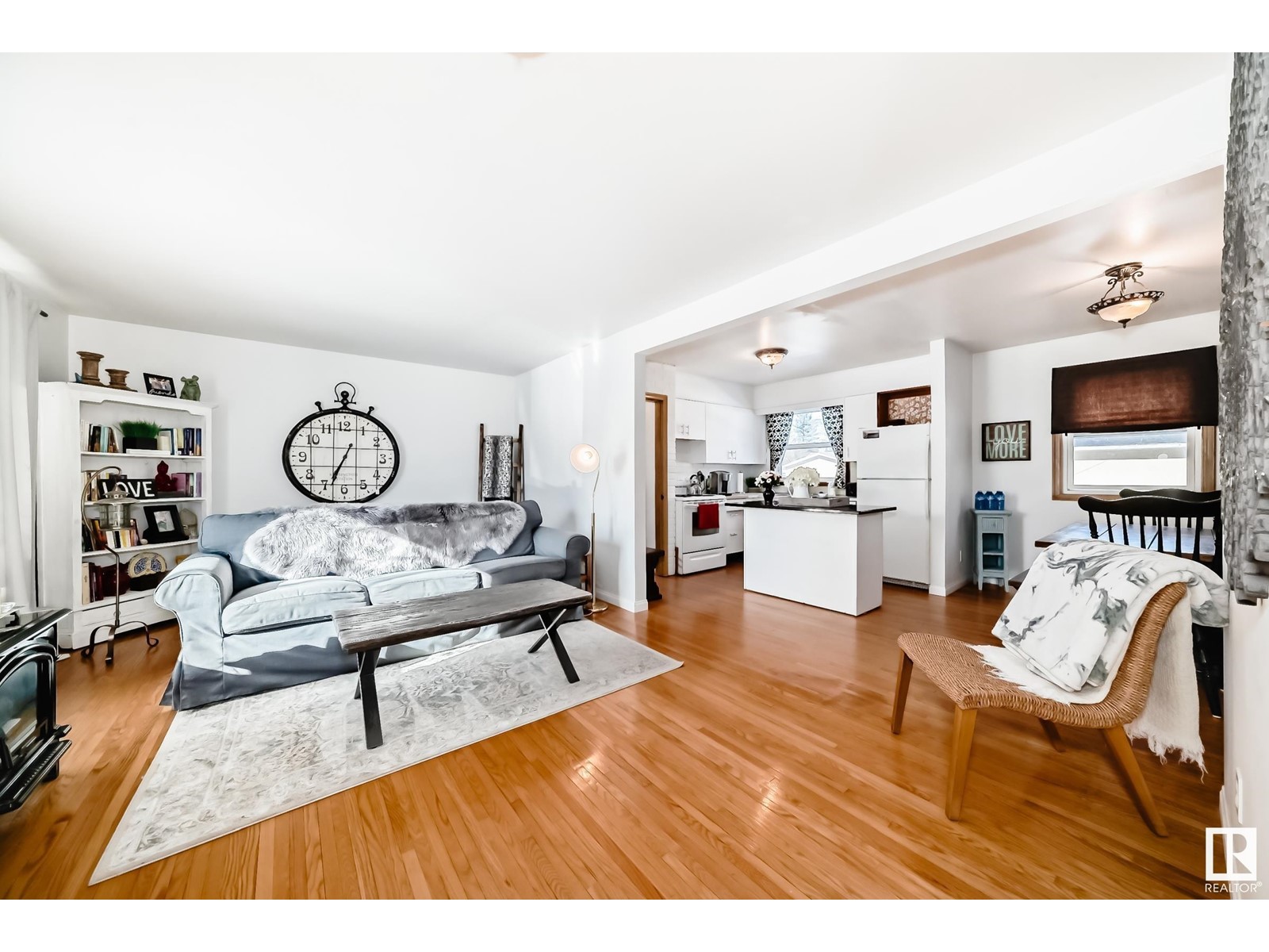 Property at 4026 113 AV NW image 2
