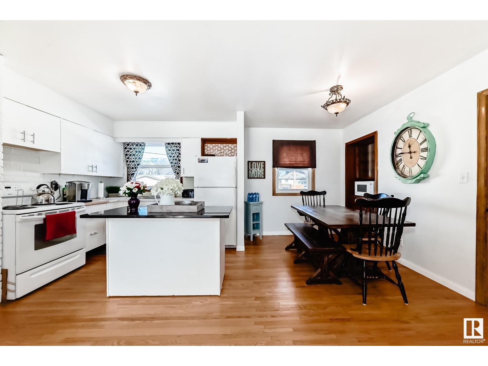 Property at 4026 113 AV NW image 4